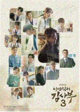 重映厅放映员唐绪在机房检查片盘